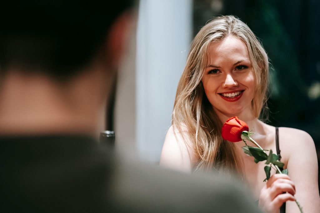 10 Relationship Red Flags in a Girl