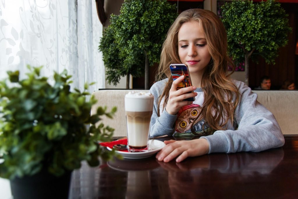 8 Little Things Single Women Want on a First Date